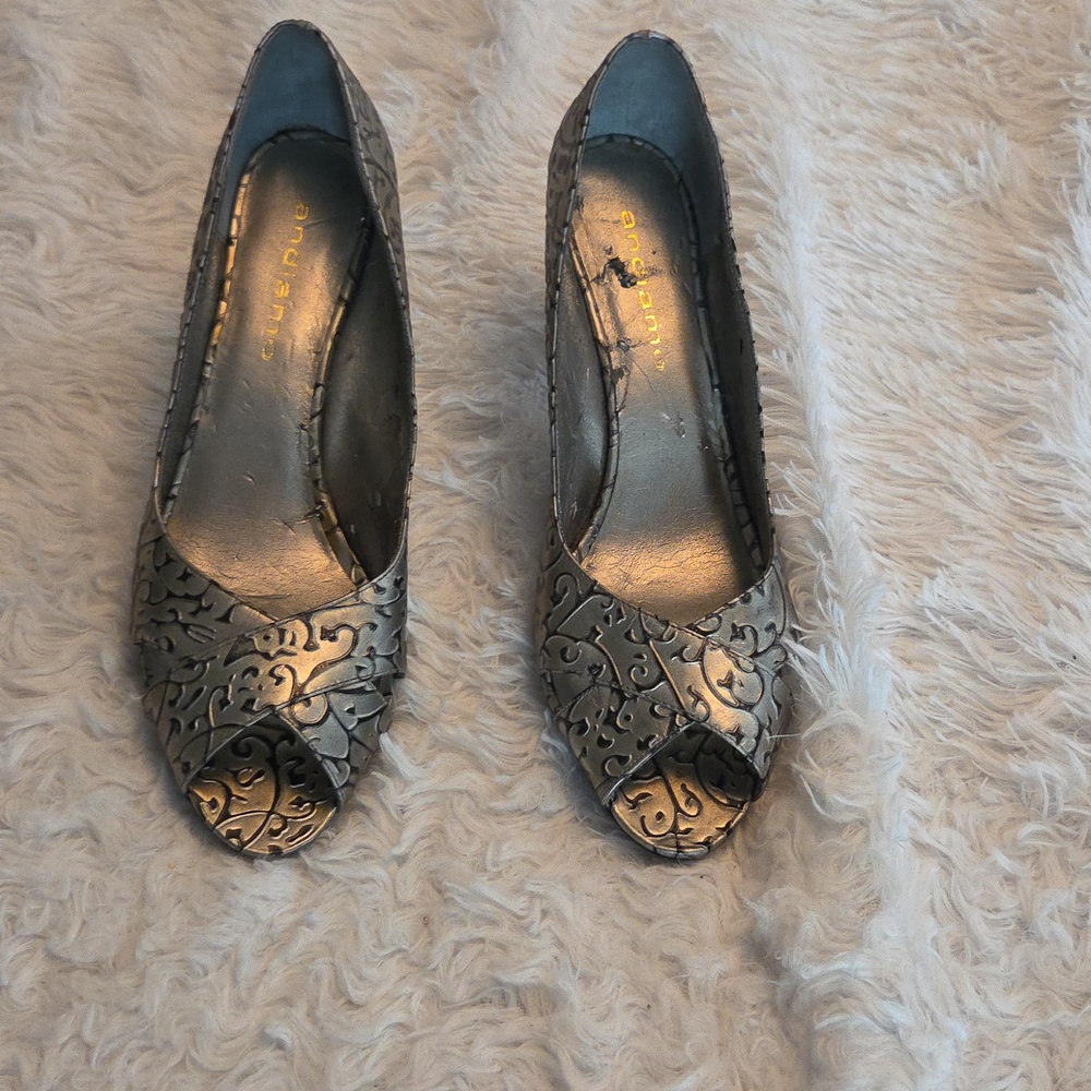 Metallic Gray Embossed Women’s Heels SIZE 12W